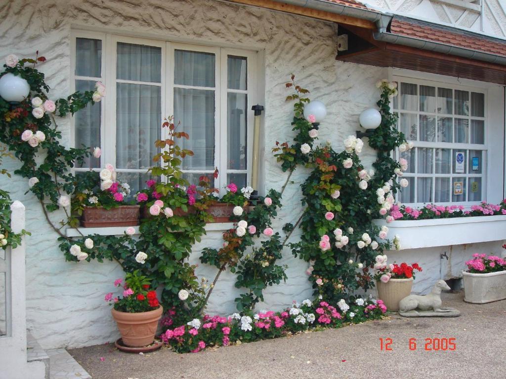 Hotel Restaurant Maison Blanche Rungis Exterior photo